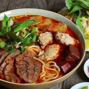Tuyển Chị Đứng Bếp Phở Và Bún Bò Bao Ăn Ở Lại Tại Phú Quốc.