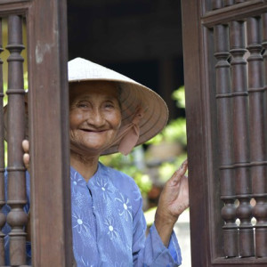 Cần Tuyển Chị Chăm Bà (ở Lại)