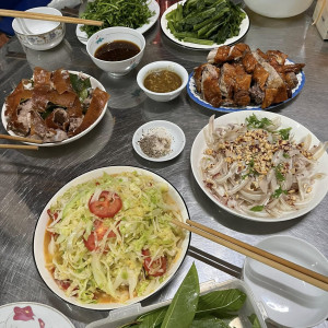 Cần Tìm Người Phụ Quán