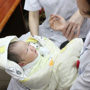 Bé Gái 2 Tháng Tuổi Rất Dễ Thương Cần Về Chị Chăm Sóc Chu Đáo Có Kinh Nghiệm