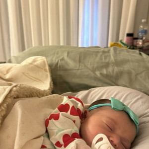 Em Tuyển Chị Chăm Em, Bé 11 Tháng. Làm Ở Gần Đầm Sen.