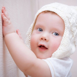 Cần Gấp Một Chị Phụ Chăm Em Bé Gái  7 Tháng Tuổi Yêu Thương Bé , Cho Bé Tắm Rửa Giúp Em