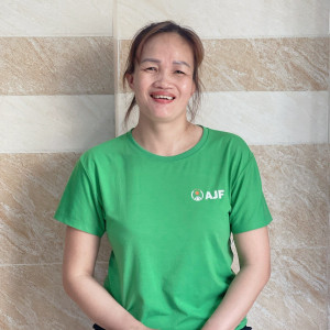 Chị Hà sinh 1982 chịu thương chịu khó, đi làm để lo cho các con ăn học.