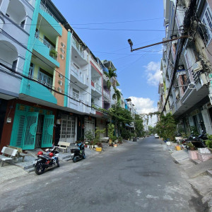 Em Đang Cần Tìm Gấp 1 Chị Giúp Việc Cho Gia Đình 4 Người Lớn Ở Q6 - Lương 11 Triệu