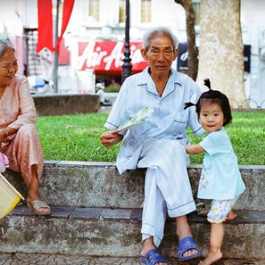 Vợ Chồng Hiện Cần Chị Chăm Sóc Ông