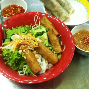 Tuyển Chị Phụ Quán Cơm Chay Bao Ăn Ở Lại Tại Q5