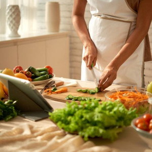 Vợ Em Mới Lên Chức Suốt Ngày Cứ Ở Công Ty Bận Làm Không Có Thời Gian Chăm Sóc Nhà Cửa Gì Cả Nên Hôm Nay Em Đăng Tin Nhờ 1 Cô Về Làm Việc Nhà