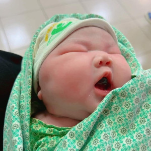 Vợ Chồng Mới Sanh Bé Đầu Lòng Rất Cần Một Chị Về Chăm Bé