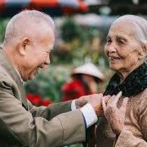 Cần Tìm Người Chăm Sóc Người Già