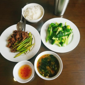 Tuyển chị giúp việc, bao ăn ở, nhà 3 người lớn thôi, chị về nấu ăn dọn dẹp, làm ở quận 5.