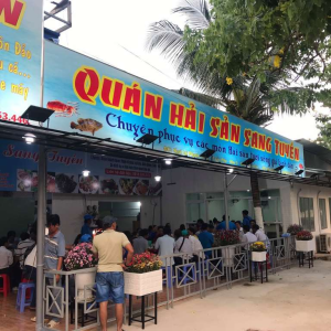 Tuyển Cô Phụ Quán Phở Bao Ăn Ở Lương  8tr