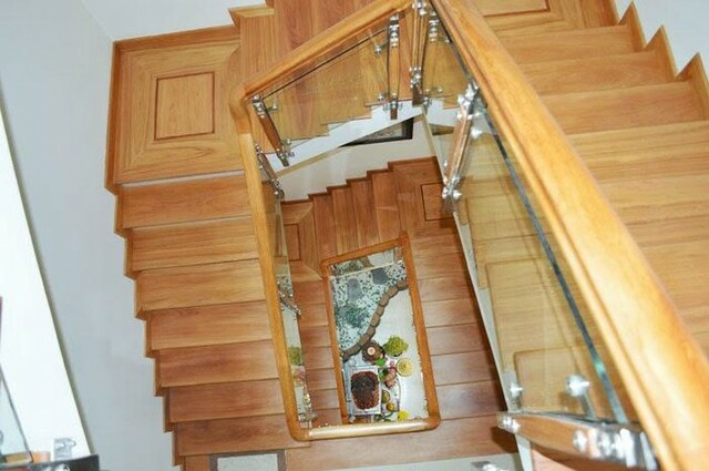 <i>Lau dọn cầu thang gỗ không nên sử dụng quá nhiều nước</i>