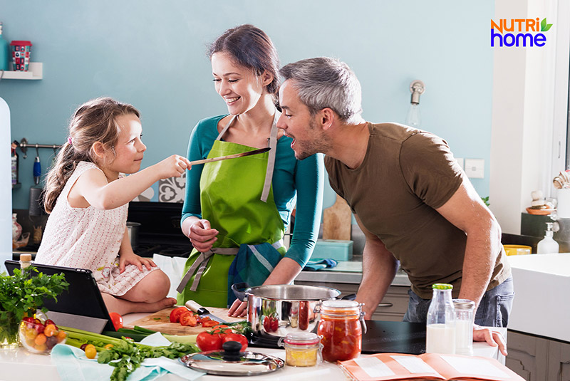 <i>Nên để cho trẻ tham gia nấu ăn để trẻ thỏa sức sáng tạo</i>