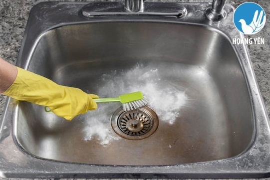 <i>Chà rửa bồn rửa chén mạnh tay để có thể lấy đi những vết bẩn</i>